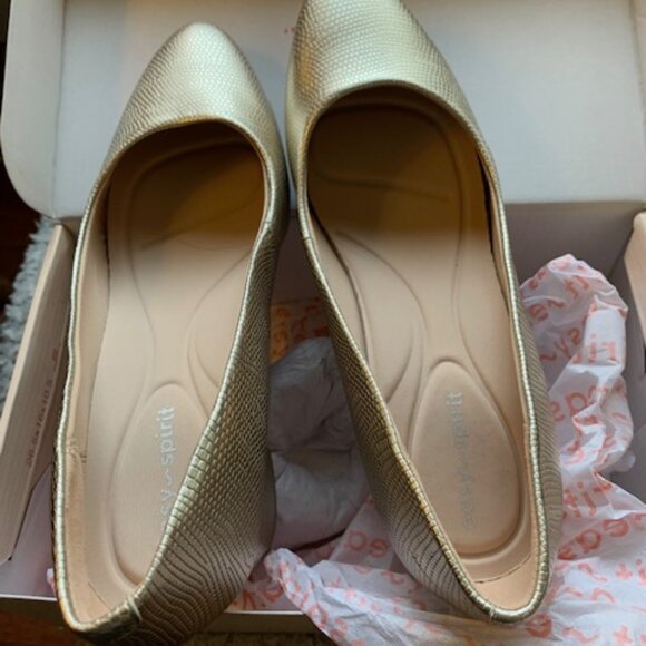 Easy Spirit Heels in gold size 6.5 M - Picture 2 of 4